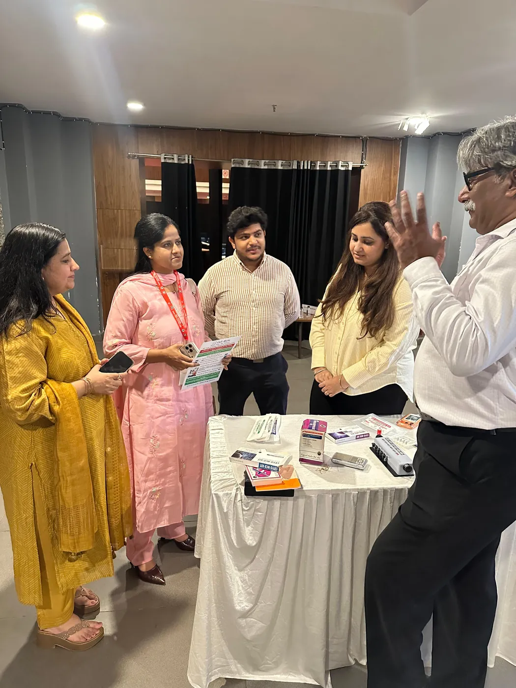 Rajnish Sehgal, Dr. Sakshi Sehgal and Mishank Nagpal with clinicians holding Cell Mate literature at the FOGSI Fertility Regulation Conclave 2026