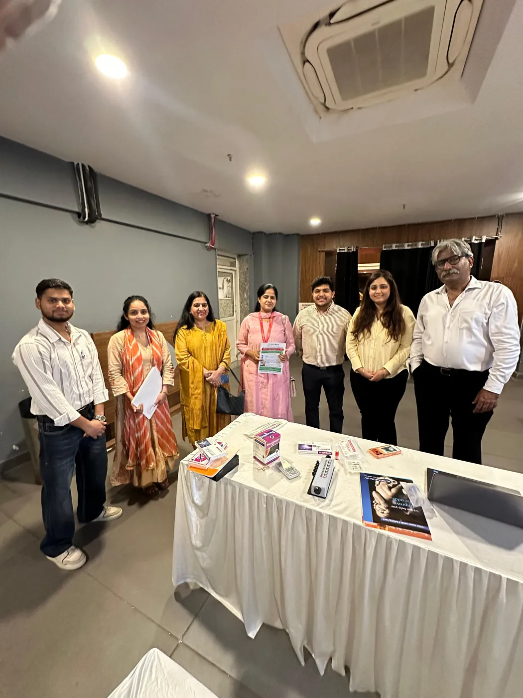 Mishank Nagpal and Dr. Sakshi Sehgal of Cell Mate with participants holding Cell Mate literature, FOGSI Jaipur 2026
